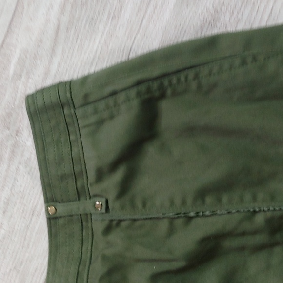 WHITE HOUSE BLACK MARKET SAGE GREEN PENCIL SKIRT - Picture 3 of 9